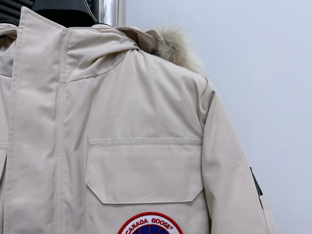 P780 Top Purchasing Version Autumn Beige (Wolf Hair Optional) 🇨🇦CANADA GOOES 24 New Models 08/Couple Style Factory Direct Supply: Supplying global purchasing agents, micro-businesses, entities, Tmall, high-end stalls and studios, free shipping! Canada Goose Expedition Parka 2008 is the same style for men and women. It is mid-length and the most timeless classic. All Arctic and Antarctic scientific expedition teams choose Canada Goose as their cold-proof equipment. It is the Rolls-Royce of down jackets. ➖ Industry-leading anti-counterfeiting chip sensing. ➖ Imported Behringer embroidery machines and customized embroidery labels, the highest level and industry leading. ➖ Imported Korean 21-count polyester-cotton blended original fabric, TC85 waterproof coated fabric, water-repellent, windproof and wear-resistant. ➖ The new national standard 80 white duck down is filled with an average of 520 grams of down. The amount of down filled is industry-leading. ➖ 100% nylon lining with double double-layer sealing design to prevent velvet running, and seamless thread design on the cuffs! ➖ Western Canadian Green Wolf Collar. ➖ Yoshida YKK provides original factory-customized electroplated sliders. YKK two-way lockable zippers are tight and smooth and do not peel off paint. ➖ 3M composite Velcro is durable and the accessories and hardware are all custom-made. Note: Our copywriting is only simple and clear. Instead of bragging about the copywriting, it is better to compare and understand with samples. Only for the purest goose, the most dedicated, the most professional, the highest quality, the highest cost performance!  Size:XS-XXL